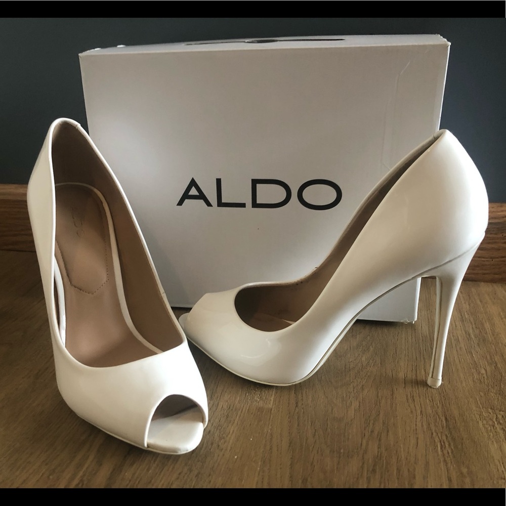 Aldo Stellaa, size 8, white patent leather pump